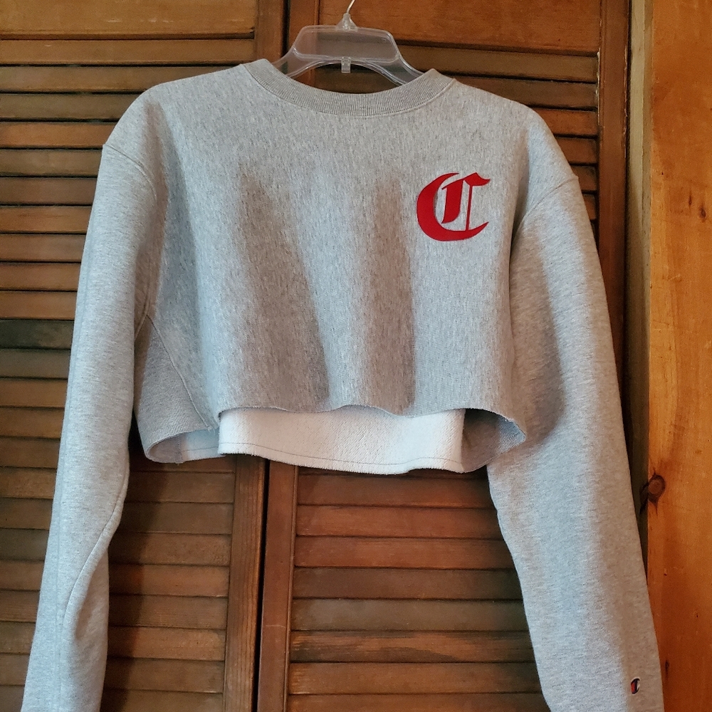 CHAMPION cropped sweatshirt. Size XS. FREE SHIPPING!